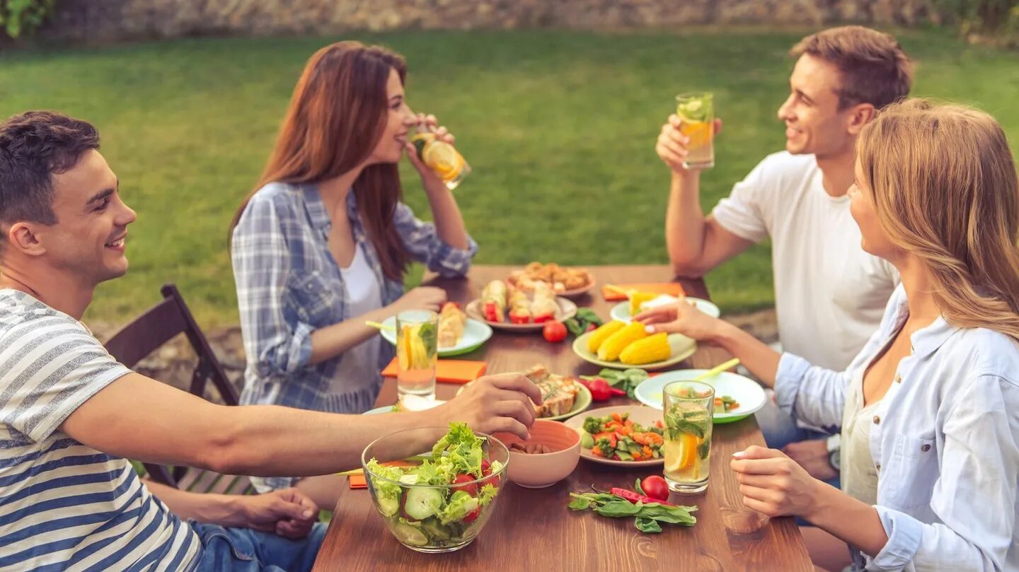 Пикник с друзьями на природе. Летняя еда. Пикник на свежем воздухе. Питание летом.