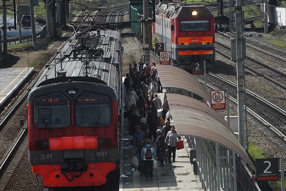 Эр9мк 576. Электричка кипарисово. Эд9м 0207. Электричка челябинск. Электричка кипарисово.