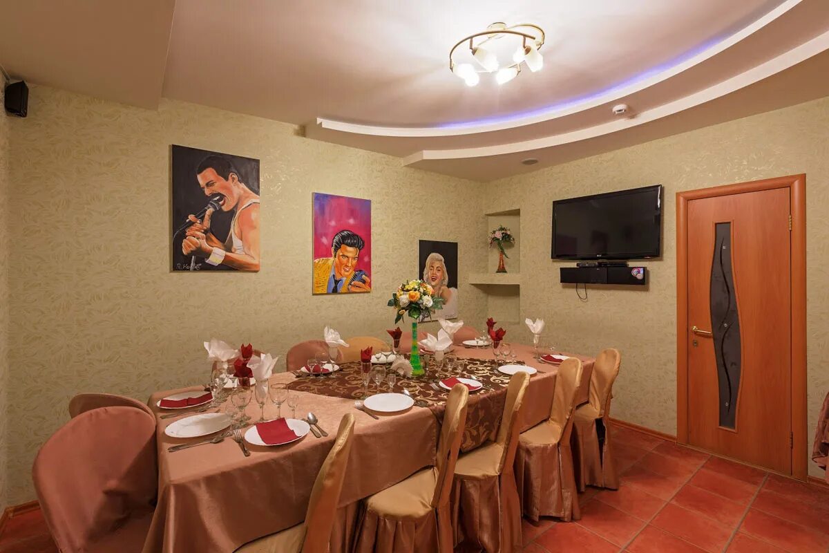 Кафе фиалка казань максимова меню. Кафе фиалка нижнекамск. Кафе фиалка казань максимова 33а. Банкетный зал фиалка. Фиалка кафе казань.