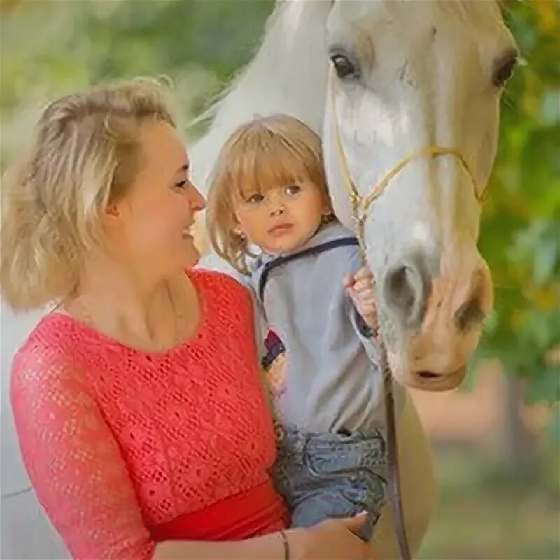 Фамилия коне. Скакун фамилия. Harlow and Family лошадь. Фамилия скакун в Егорьевске.