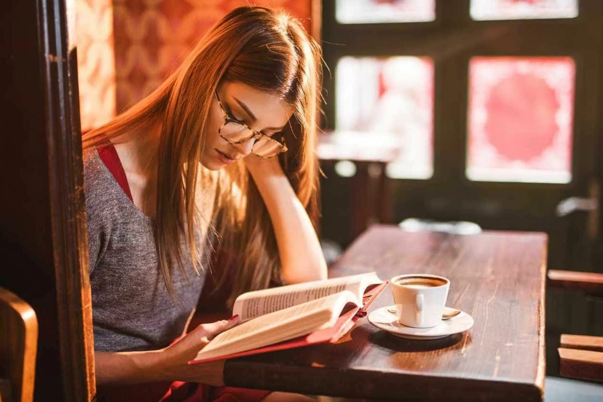 She often reads books. Девушка с книгой. Девушка с книжкой. Девушка с книгой в кафе. Девочка за столом.