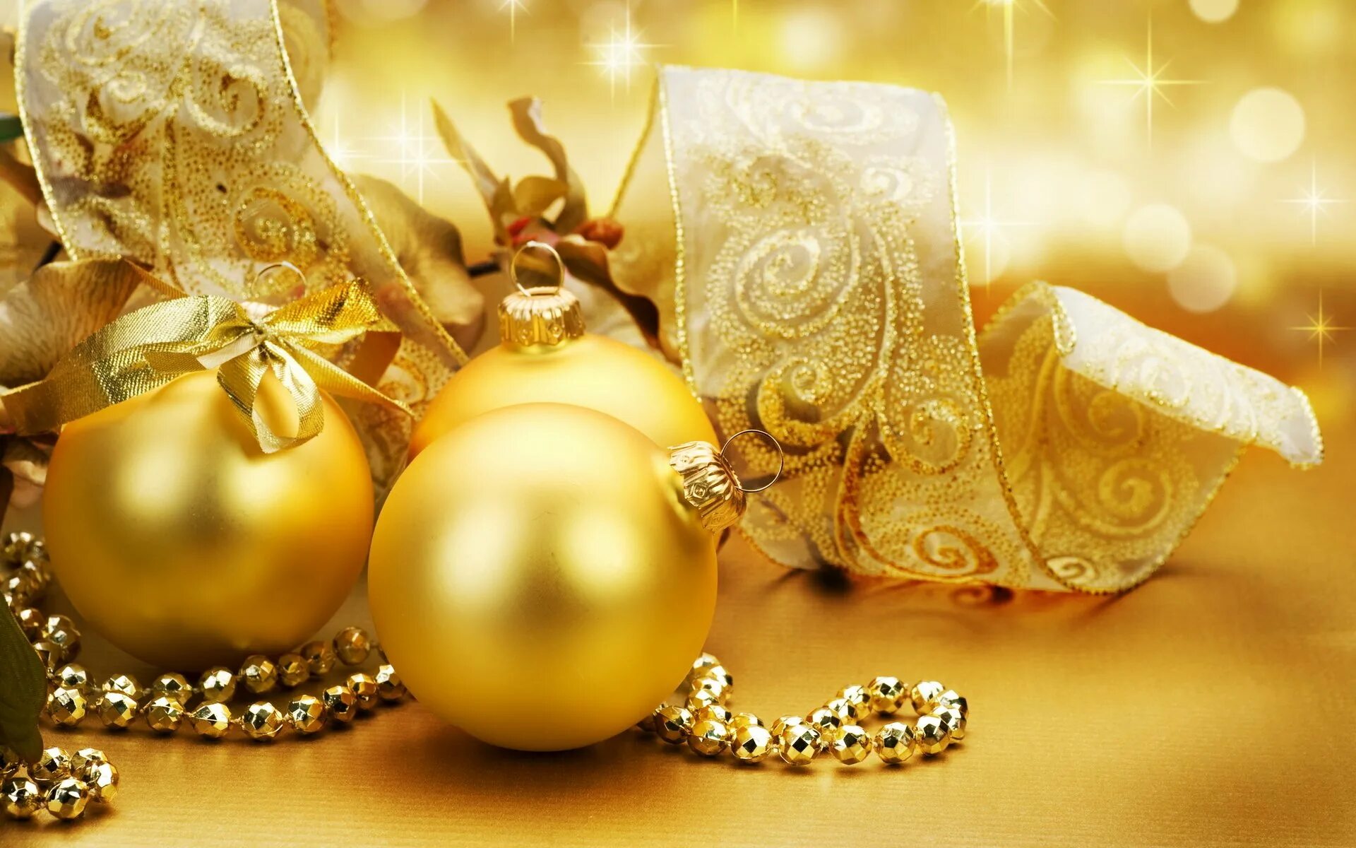 Новогодний фон. Золотые новогодние игрушки. Новогодние шары золотые. Красивый новогодний фон.