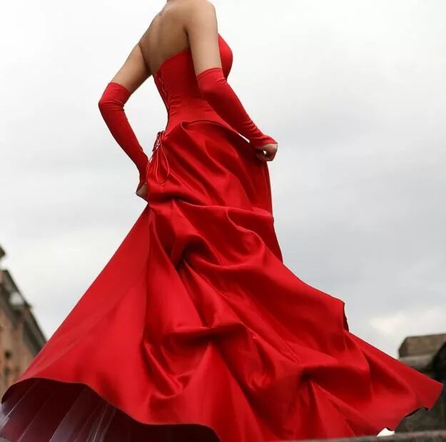 Красное платье. Фотосессия с красным светом. Красивая женщина в Красном платье. Платье девушки красное цвета. Красный редкость