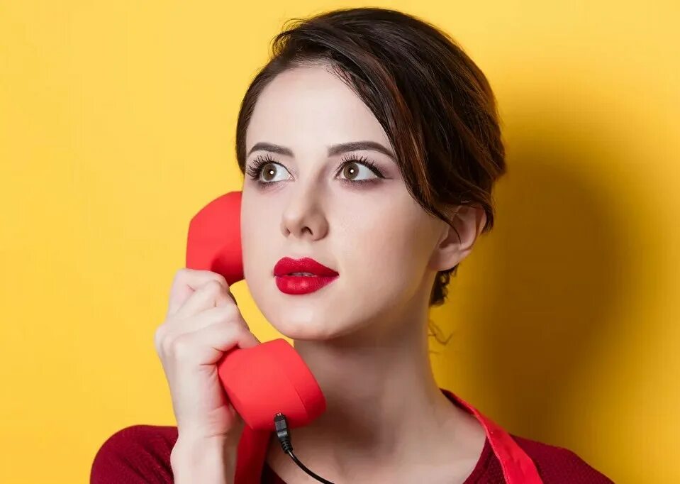 девушка с телефонной трубкой. телефонная трубка. можно позвонить картинки. девушка со стационарным телефоном. отвечать на телефонные звонки.