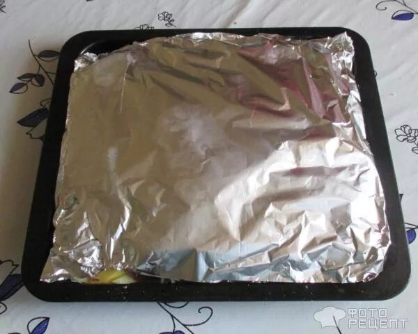 Противень для запекания фольга. Закрыть противень фольгой. Курица под фольгой в духовке. Фольга для выпекания на противень. Противень накрыть фольгой.