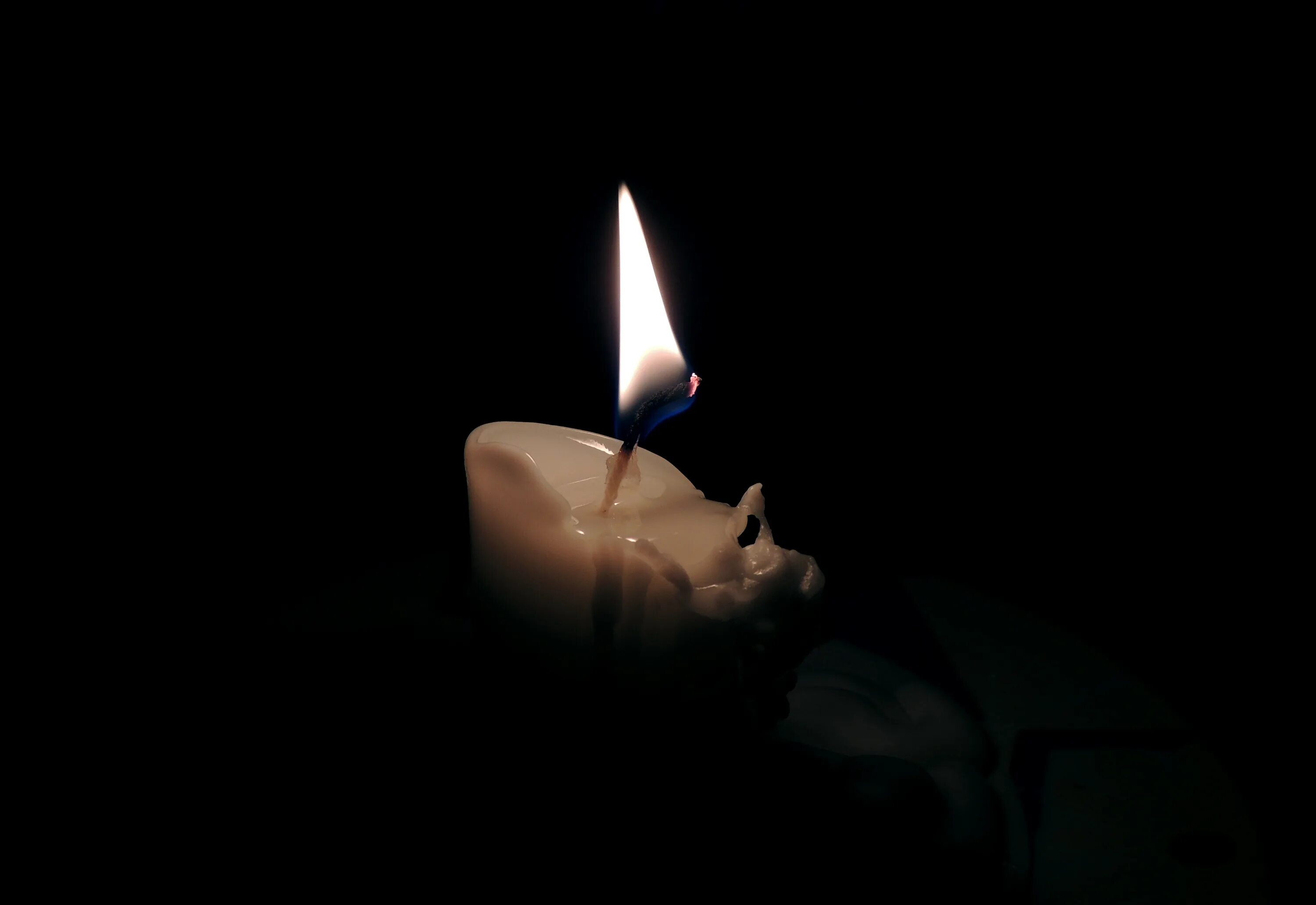 Молюсь свеча. Держащая свечу. Свечка в детских руках. Зажженная свеча. Отпустить свечку.