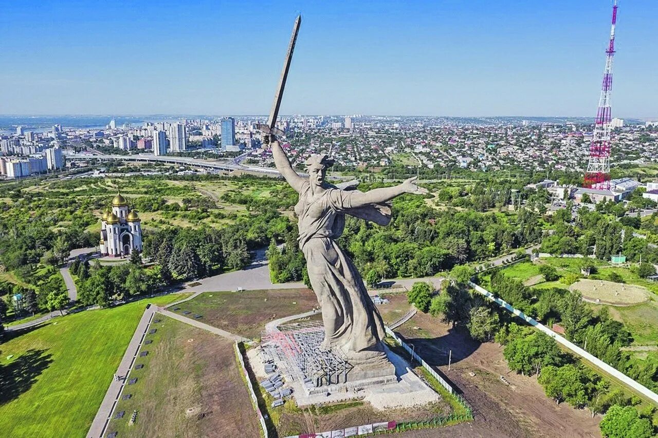 Мб волгоград. Монумент Родина мать в Волгограде. Памятник Родина мать в Волгограде. Памятник Ролина мать в Волгограде. Памятник Родин мать Волгоград.