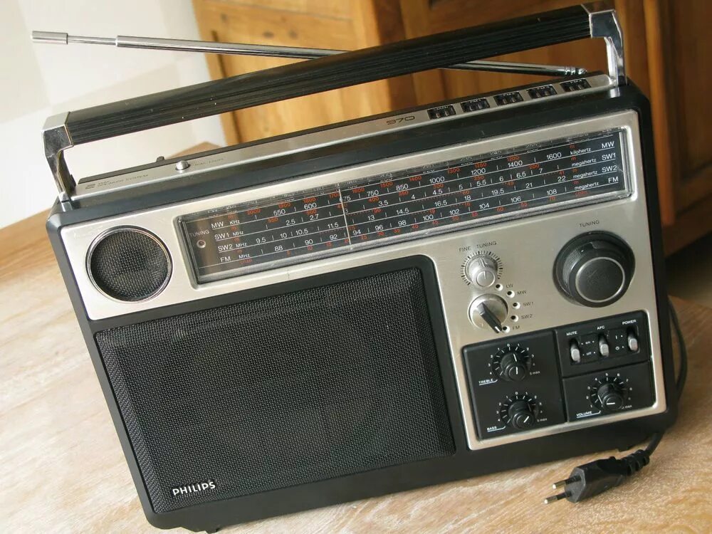 Philips 90. Филипс музыкальный центр 90х. Карманный радиоприемник филипс. Фото филипс 90х. Бумбокс филипс из 90-х.