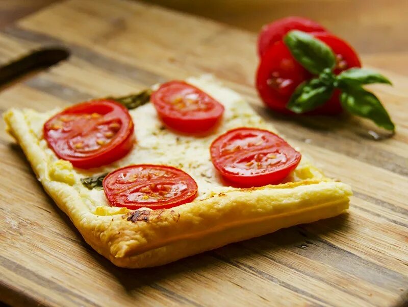 слоеные помидоры. пицца на слоеном тесте. тарт с томатами и сыром. пирог с помидорами и моцареллой на слоеном тесте. слоеные помидоры.