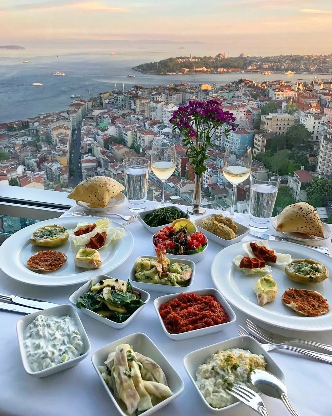 Завтрак в стамбуле недорого. Стамбул Босфор завтрак. Турецкий завтрак в Стамбуле. Гранд завтрак Каппадокия. Стамбул Завтраки Султанахмет.