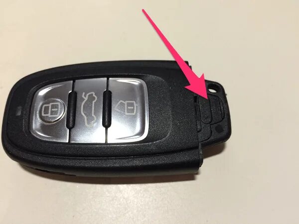 Ауди а4 2002 батареек в ключе зажигания. Батарейка в ключе от ауди q5. Батарейка в ключ ауди а4. Батарейки в ключ сигнализации ауди а6. Ключ ауди а4.