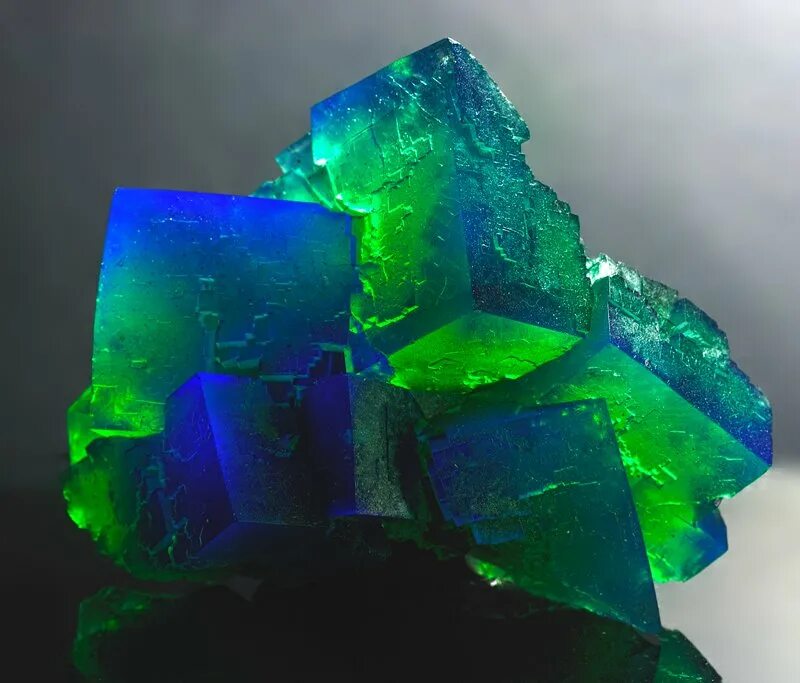 Свечение руды. Флюорит минерал Кристалл. Флюорит зеленый Кристалл. Флюорит зеленый камень. Флюорит габитус.