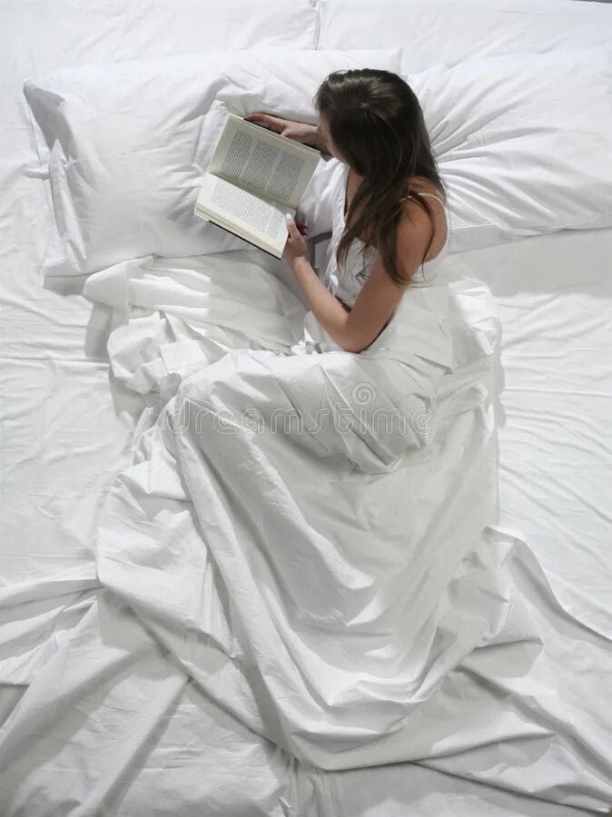 Книга ты я постель сейчас же. Девушка с книгой на кровати. Фотосессия с книгой в постели. Девушка в постели с книгой. Девушка с книжкой в кровати.
