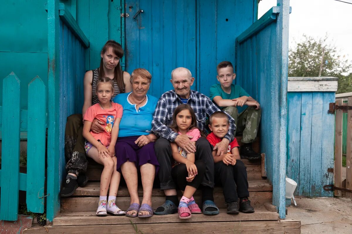 Семья за одним столом. Семья в селе. Семейный обед. Семья ужинает. Семья не севшая.