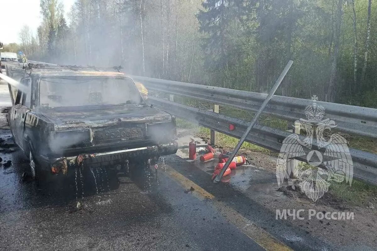 Пожар на м 11. Пожар на м 11. Пожар на складе в бирюково. Пожарная машина тушит пожар. Пожар на м 11.
