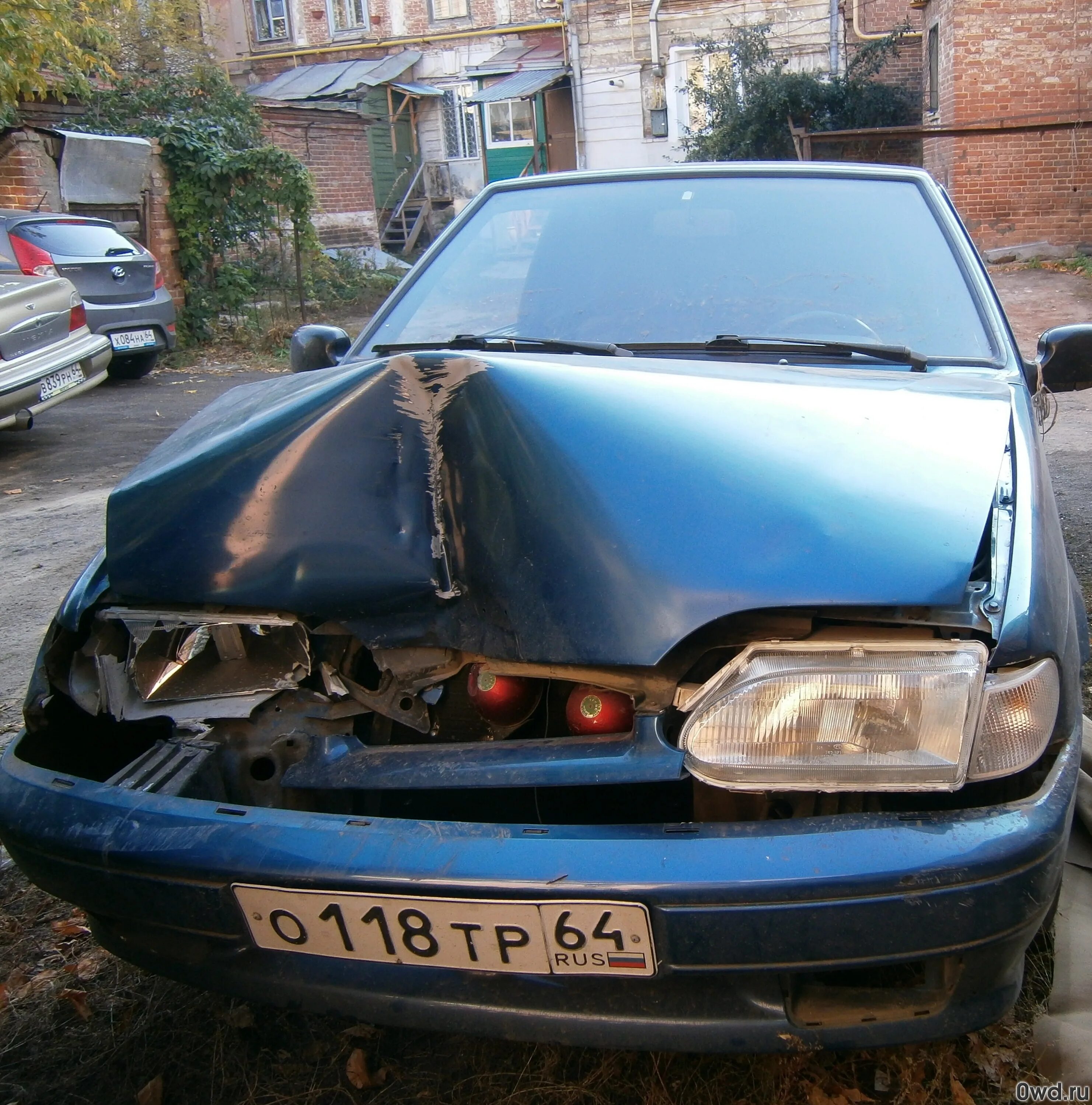битая калина хэтчбек черная. разбитый ваз 2110 серебристый. битые авто саратовская. битые машины. битый nissan primera 2002.