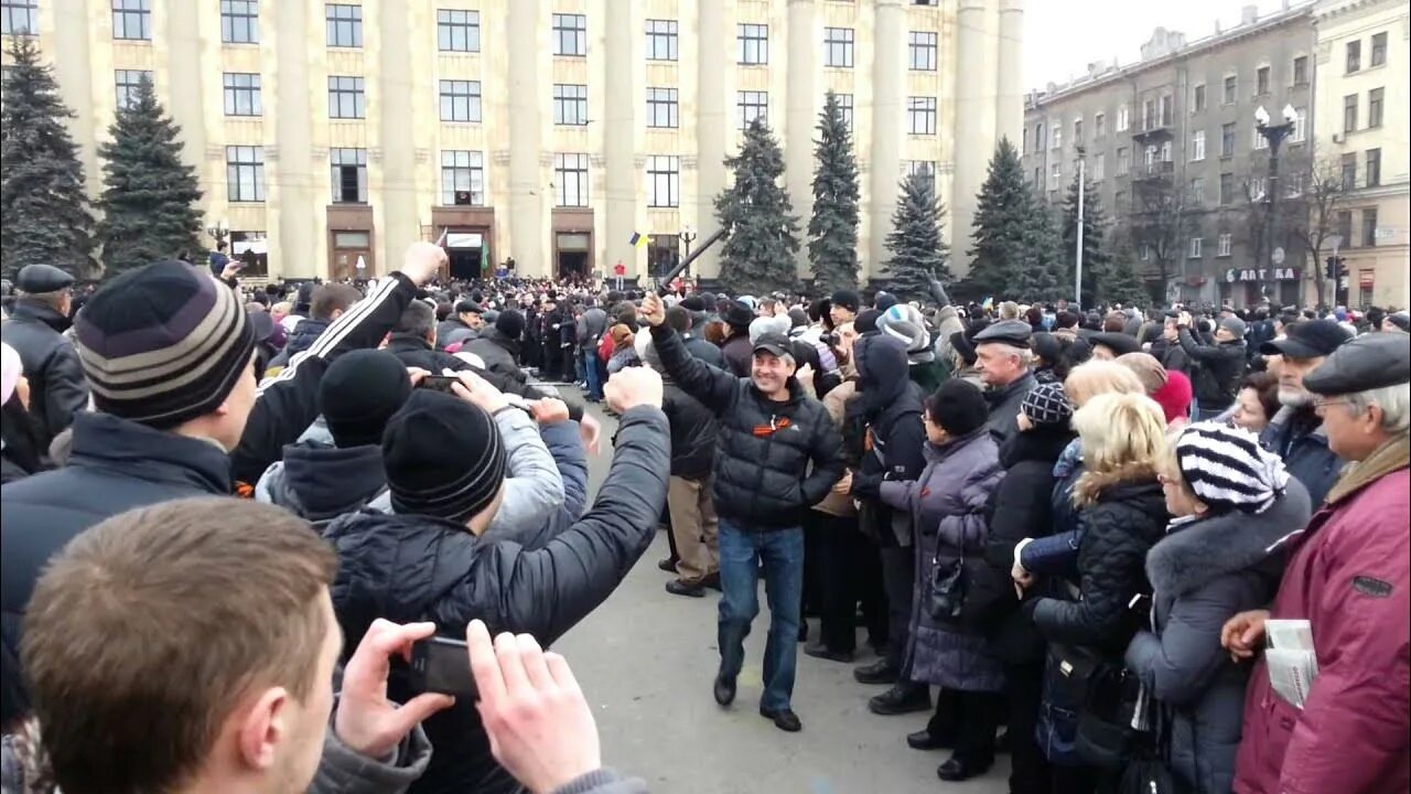 Есть ли свет в харькове сегодня. Харьковская ОГА 2014 год. Штурм Харькова. Штурм Харькова 2022. Харьков митинг 2014 год.