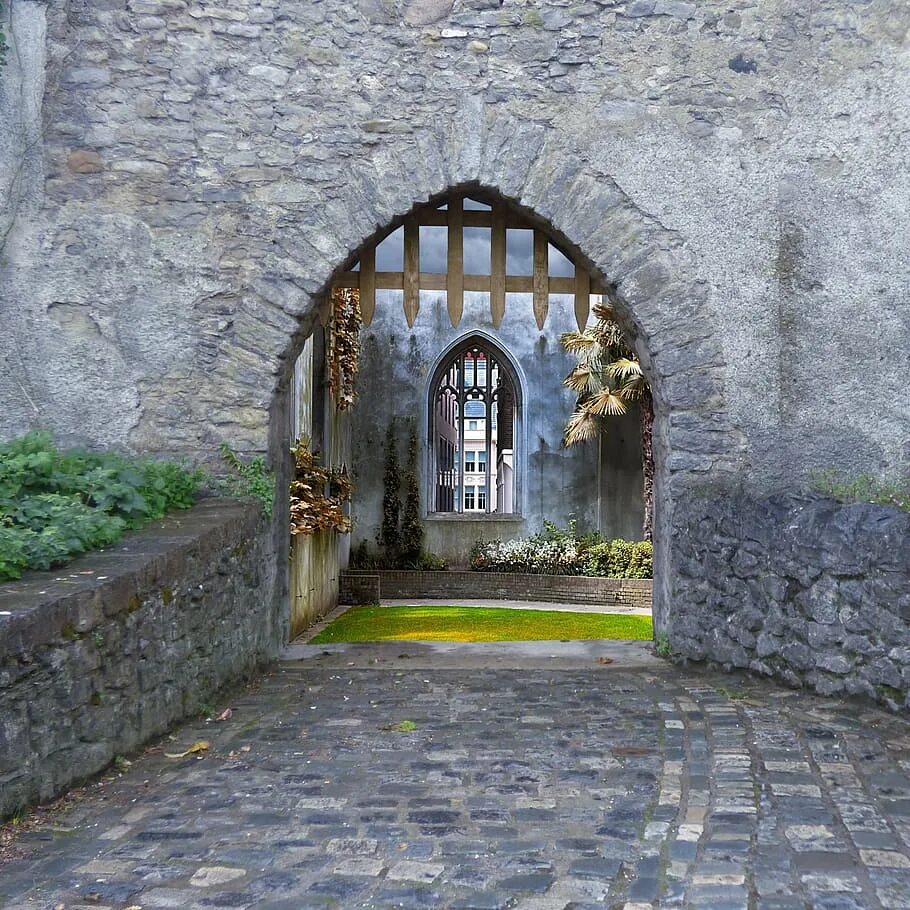 Stone scene. Старинные ворота. Красивые старинные ворота. Замковые ворота. Старинная каменная арка.