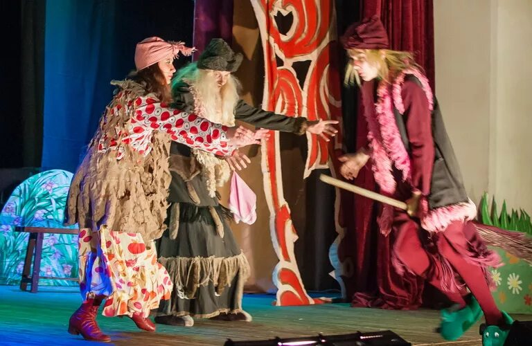 Викторина про бабу ягу. Современная баба яга костюм. Баба яга в театре. Спектакль театральный баба яга. Кикимора болотная ведьма.