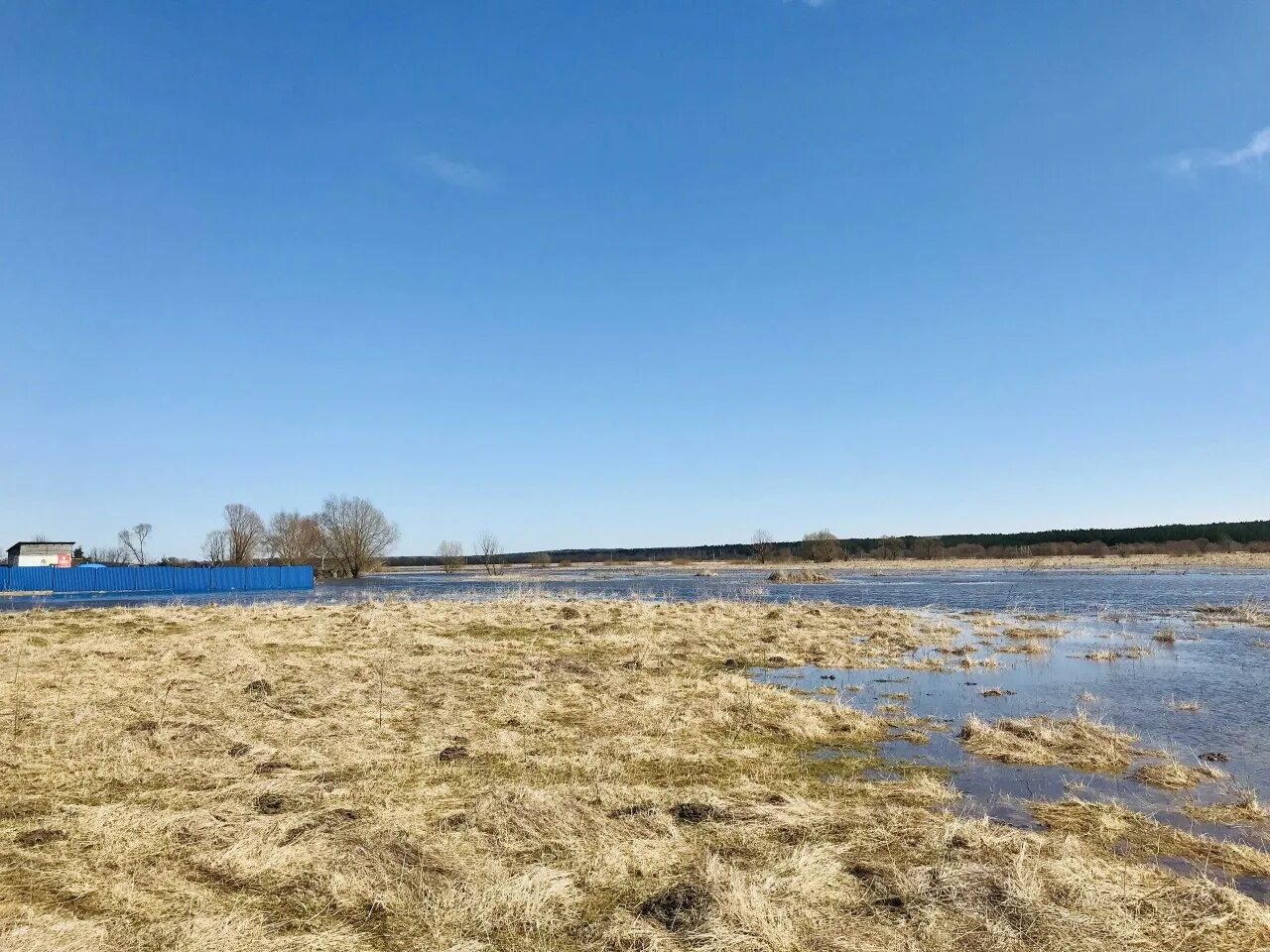 Уровень воды в жиздре козельск сегодня. Разлив реки Жиздра в Козельске. Разлив воды в Козельске. Разлив Жиздры 2022. Разлив Жиздры в Козельске.