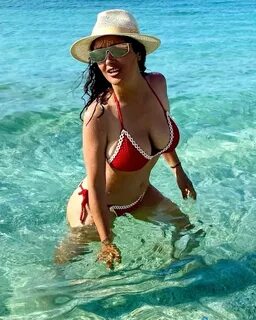 Тренировки не для меня": 57-летняя Сальма Хайек раскрыла секрет идеаль...