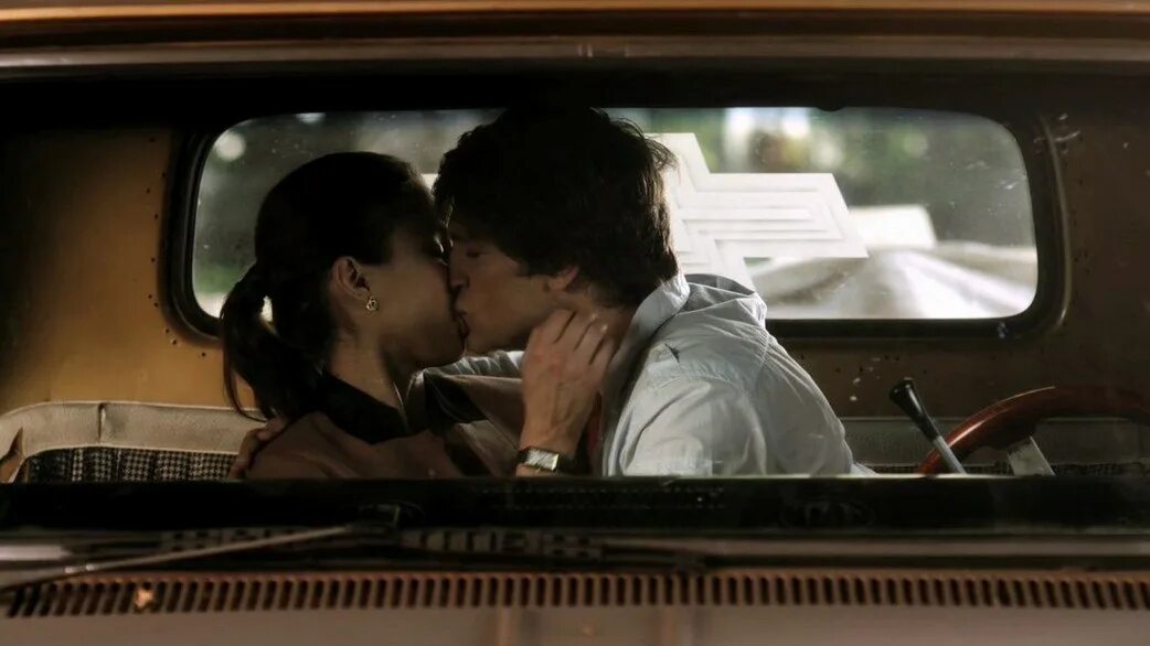 Мжм в авто. Поцелуй в машине. Страстный поцелуй в машине. Машина любви. Любовь на заднем сидении.