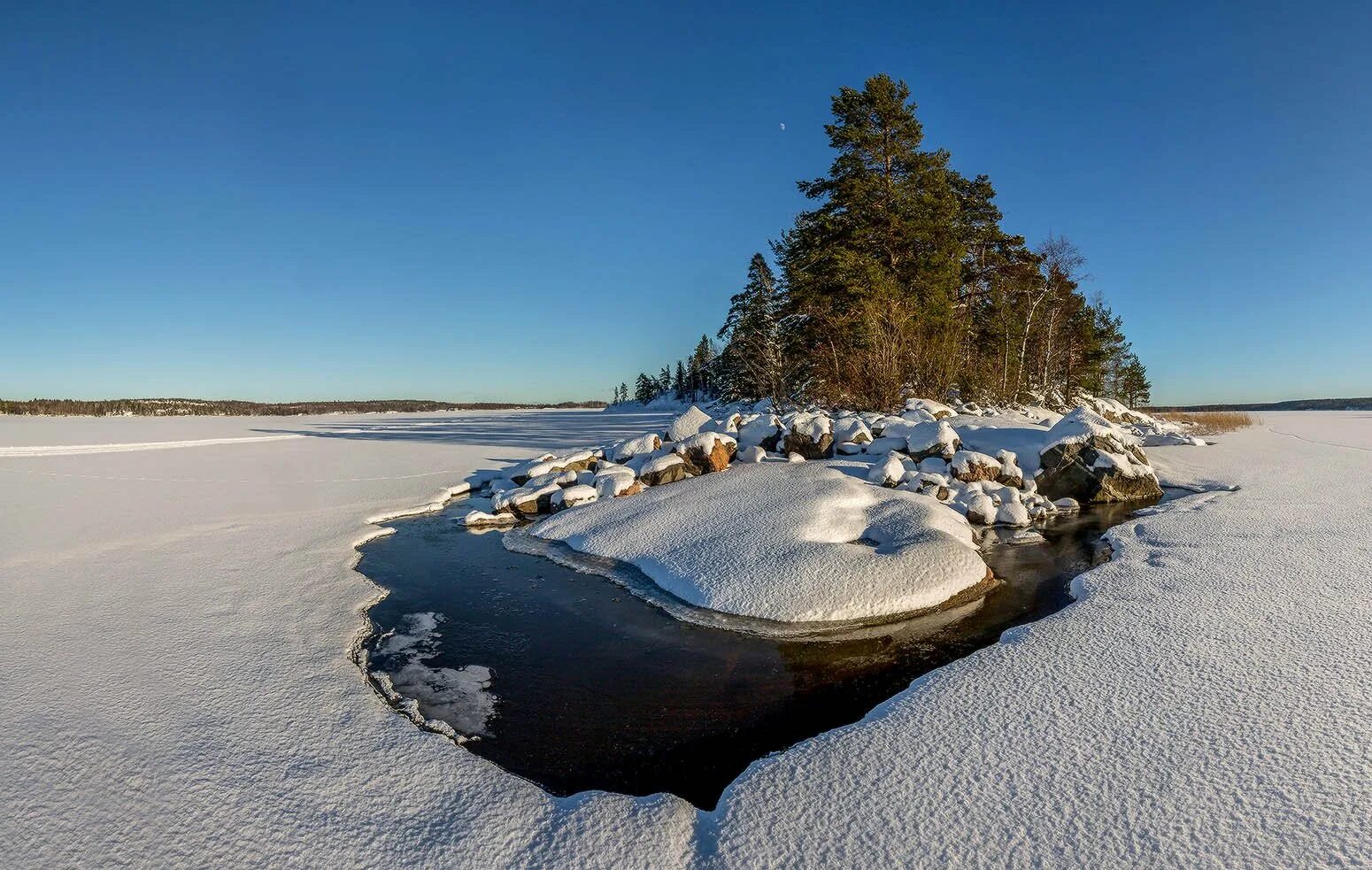 Полынья на воде. Полынья на речке. Полынья на воде. Дырка во льду. Прорубь зимой.