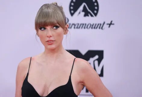 Taylor Swift poses on the red carpet for the 2022 MTV Europe Music Awards (...