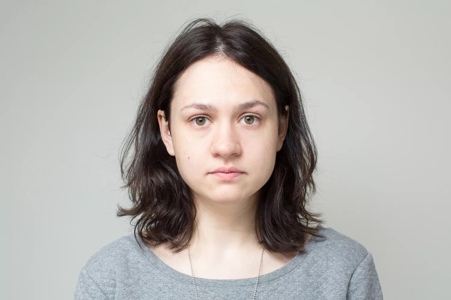 Лицо без макияжа. Зарылся в бумагах. Макияж для возрастных женщин. Женщина которая никогда не улыбалась. Женщина без документов.