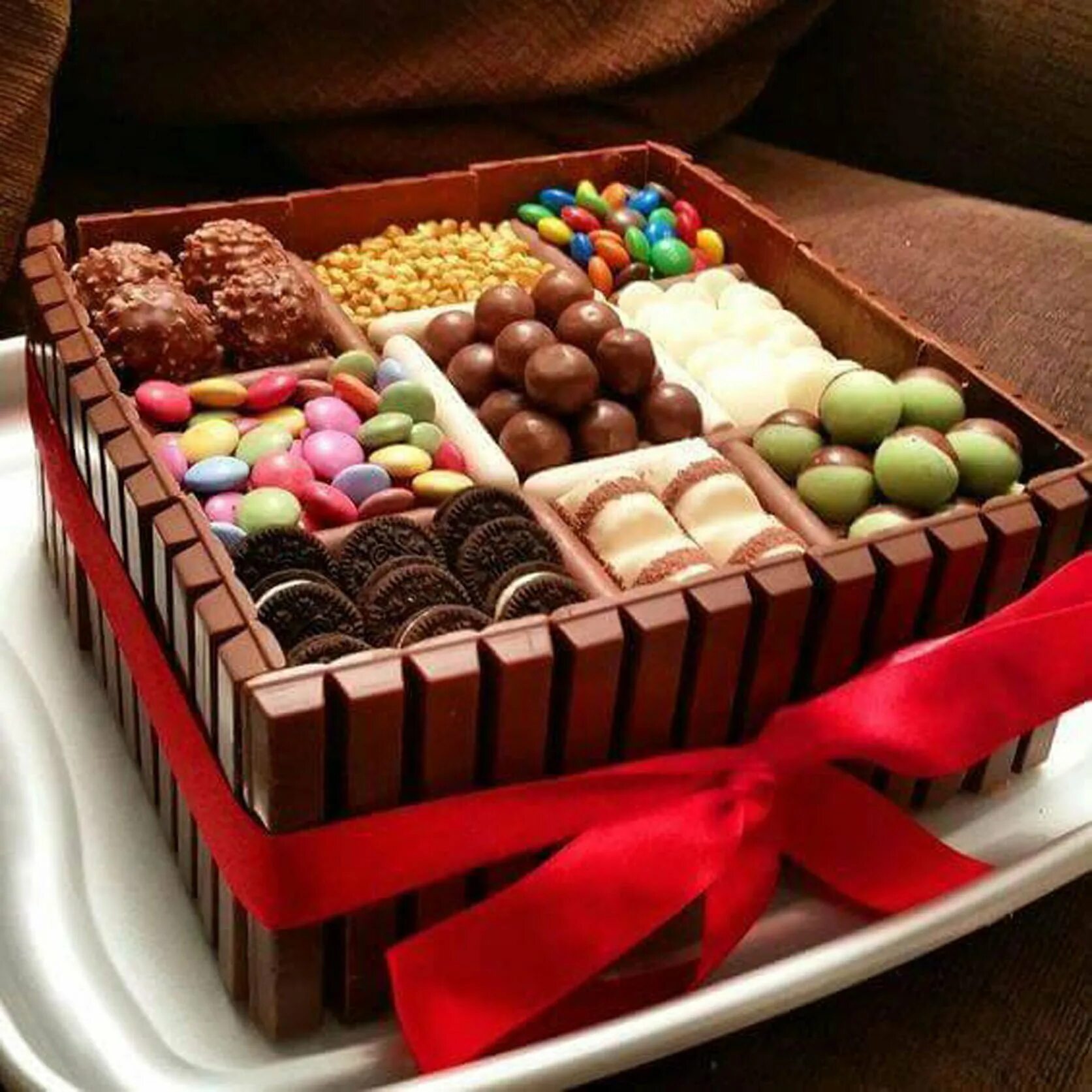 Торт с конфетами. Сладости в коробке подарок. Красивые конфеты. Подарочная коробка конфет. Как писать сладостей