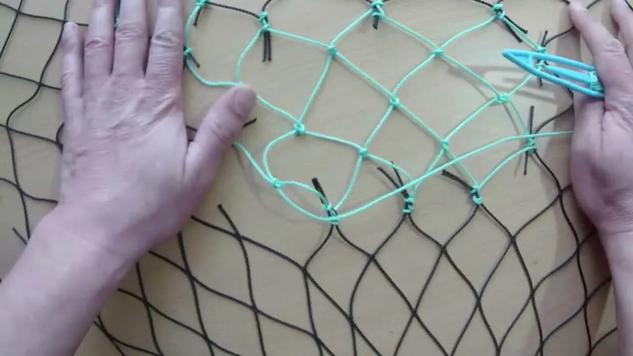 Плетение рыболовной сети. Починить рыболовные сети. Сплести сеть для рыбалки. Узел для насадки сети полотна на шнур. Переборка рыболовных сетей.