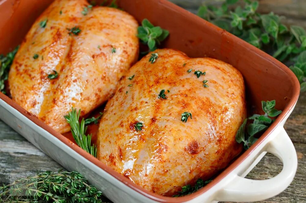 Жаркое в горшочках с курицей. Рецепт куриной грудки в горшочке. Горшочки с курицей картофелем и капустой. Жаркое в горшочках в духовке с мясом и картошкой. Рыба в горшочке.