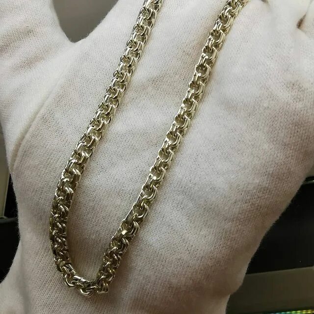 Сорвал золотую цепочку с шеи девушки. Леомакс золотая цепочка. Цепочка металл. Снять золотую цепочку. Протерлась золотая цепочка.