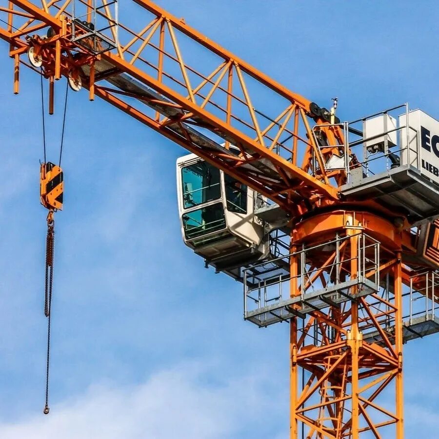 Кран крановщики. Liebherr 120 hc. машинист крана (крановщик) башенного крана. машинист крана крановщик башенного. краны башенные строительные.