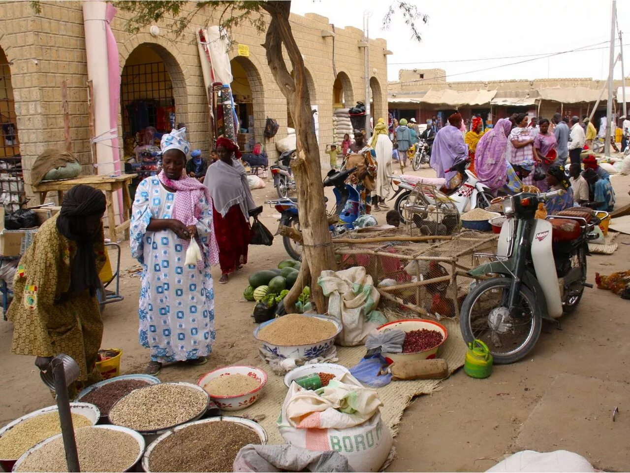 Карта африки со странами. Африканские страны на карте. Центральноафриканская республика бедность. Мали юар статистика. Минеральные ресурсы африки карта.