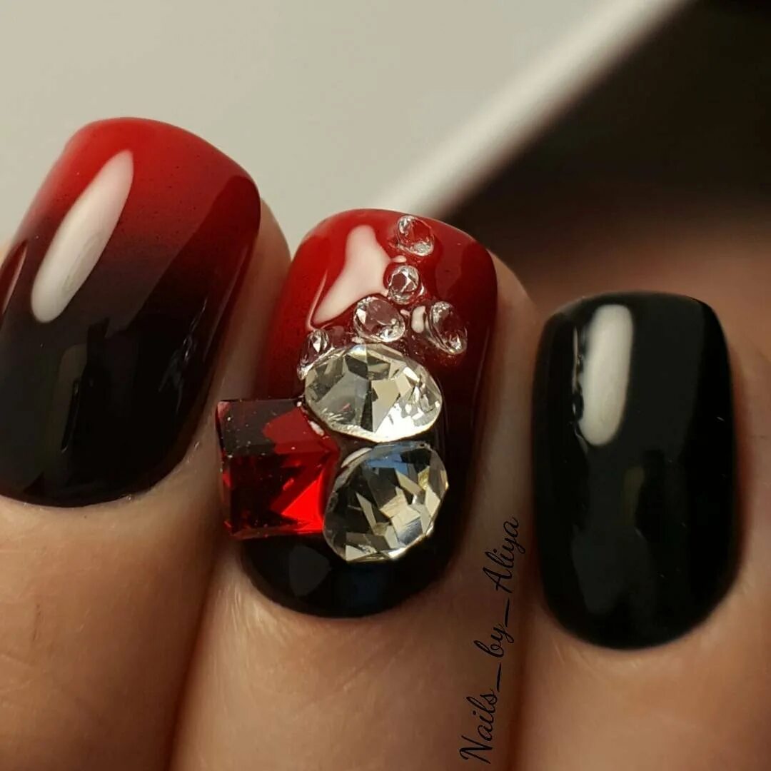 маникюр красный с камнями. ногти с камнями. маникюр красный с камнями. красный маникюр со стразами. маникюр красный с камнями.