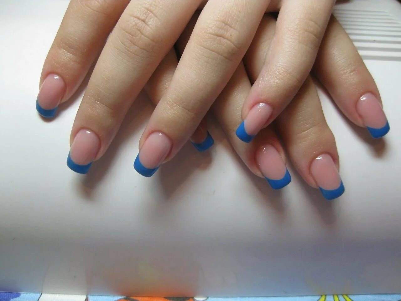 Голубой френч на квадратных ногтях. Маникюр прозрачный френч. Нарощенные ногти френч. Темно синий френч. Французский маникюр голубой.
