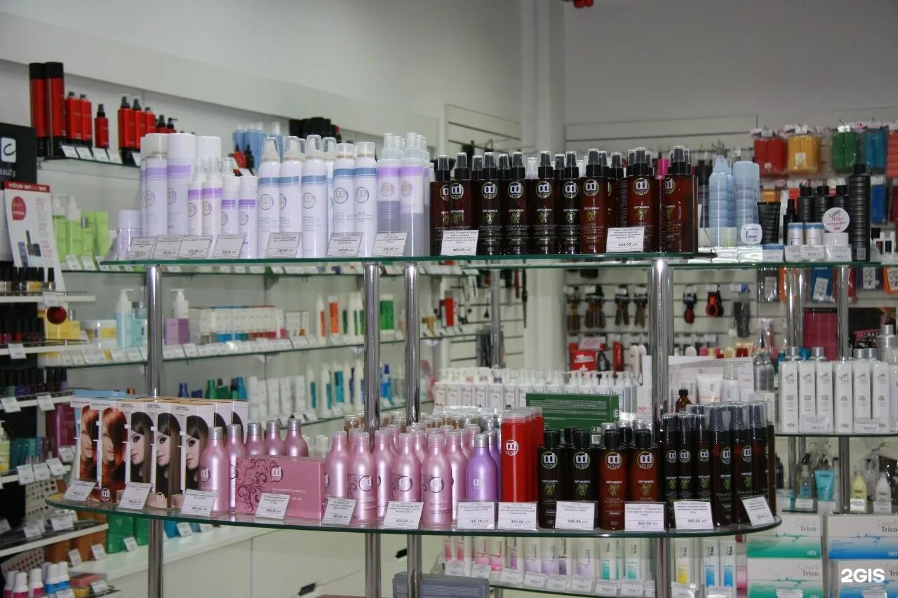 продавец консультант профессиональной косметики для волос. профессиональная косметика. продавец в магазине косметики. профессиональная косметика. профессиональный магазин для волос.