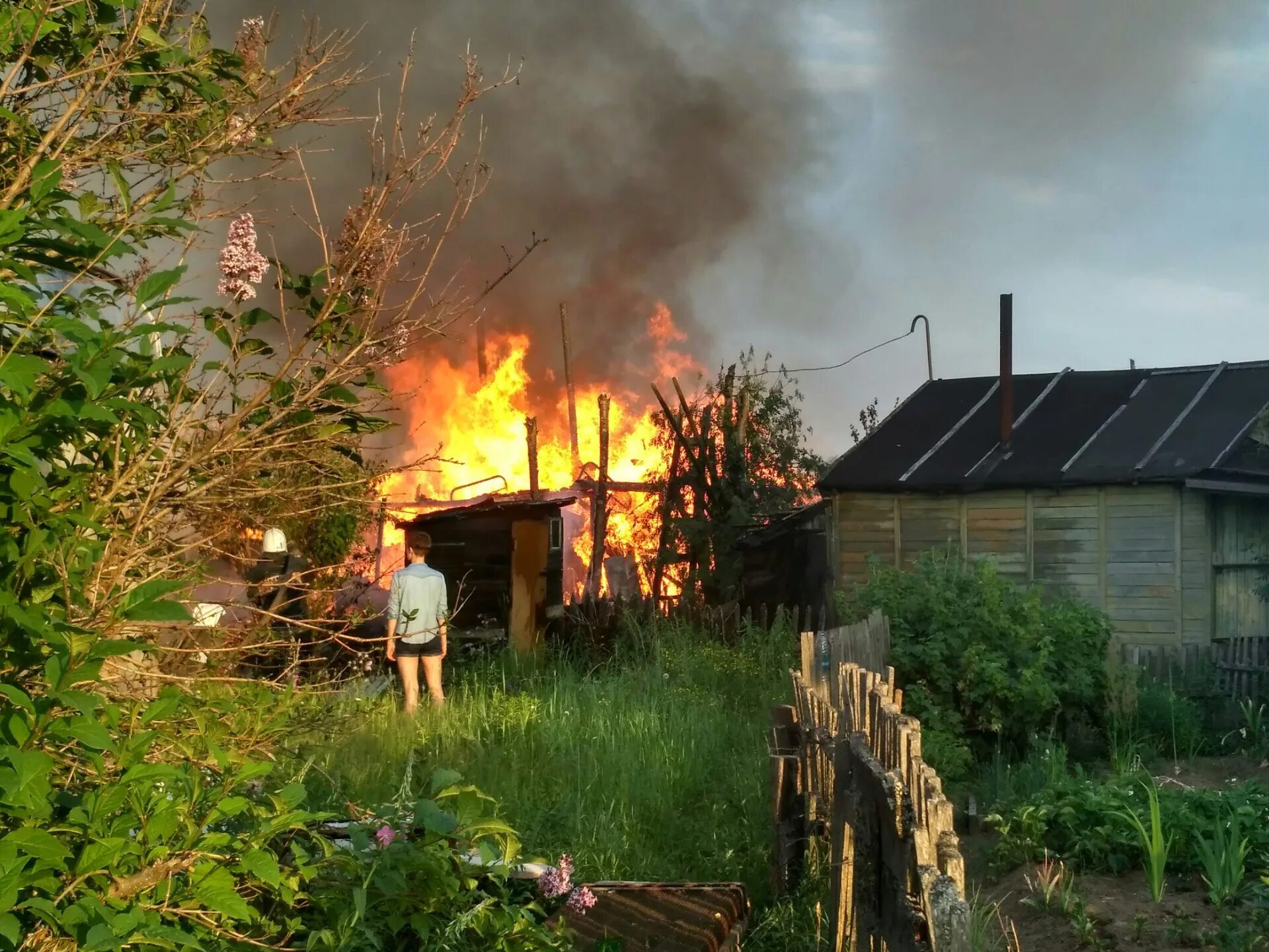 Сгорел дачный. Пожар на дачном участке. Пожар в доме. Костер огонь на участке. Сгорел дачный дом.