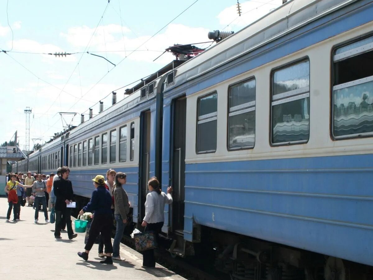 Есть ли поезд саратов. Электричка Саратов. Саратовская электричка. Саратовская Пригородная электричка. Поезд Саратов.