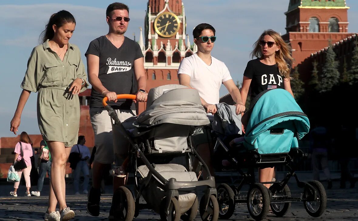 Ребенок в семье. Фото семьи. Семья с высоким доходом. Большинство российских семей. Первые семьи на земле.
