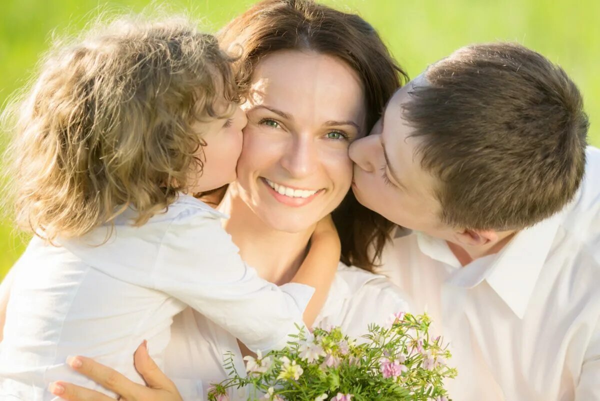 Mom and father. Счастливая семья. Женщина с ребенком. Счастливая женщина с ребенком. Семейное счастье.