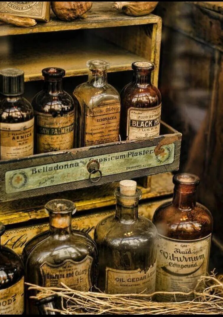 Лекарства древности. Аптекарские склянки 19 век. Старые аптечные бутылочки. Старые аптекарские бутылочки. Старинная аптечная бутылка.