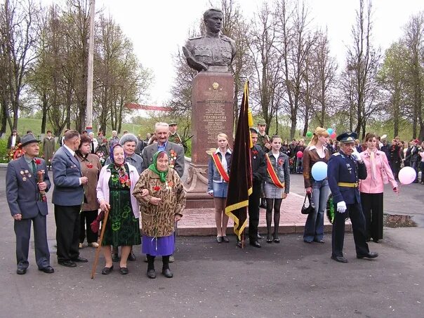 Любохна школа. Пгт Любохна Дятьковский район. Сквер Головачева Любохна. Любохонская школа. Поселок Любохна Брянская область.