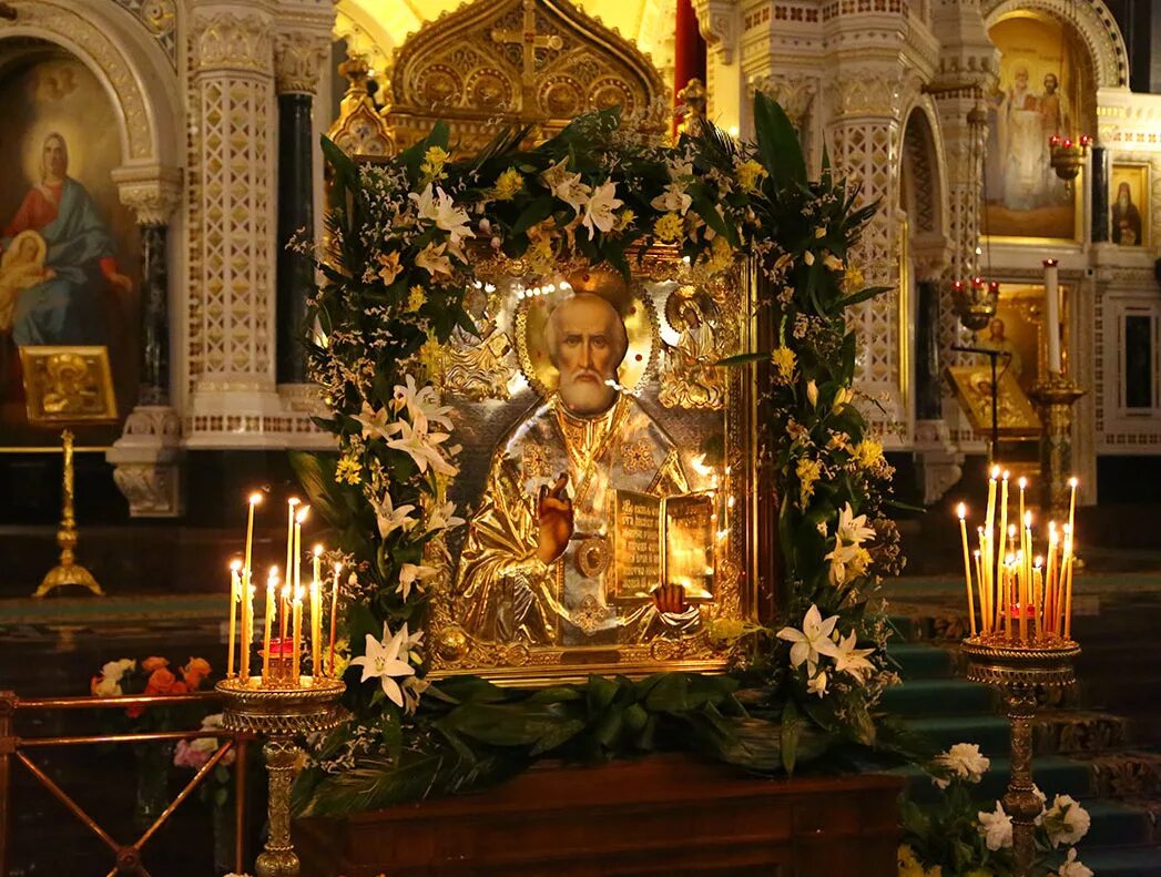 Николай чудотворец лампадка. Николай чудотворец икона в храме. Петропавловский храм томск икона николая. Свеча за здравие в церкви чудотворец николай. Свечку николаю чудотворцу.