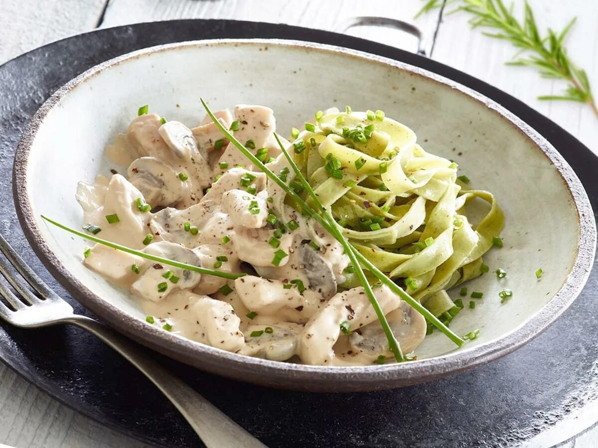 Филе курицы в сметанном соусе. Куриная грудка с цветной капустой. Филе в мультиварке со сметаной. Филе в мультиварке со сметаной. Куриное филе в сливочном соусе.