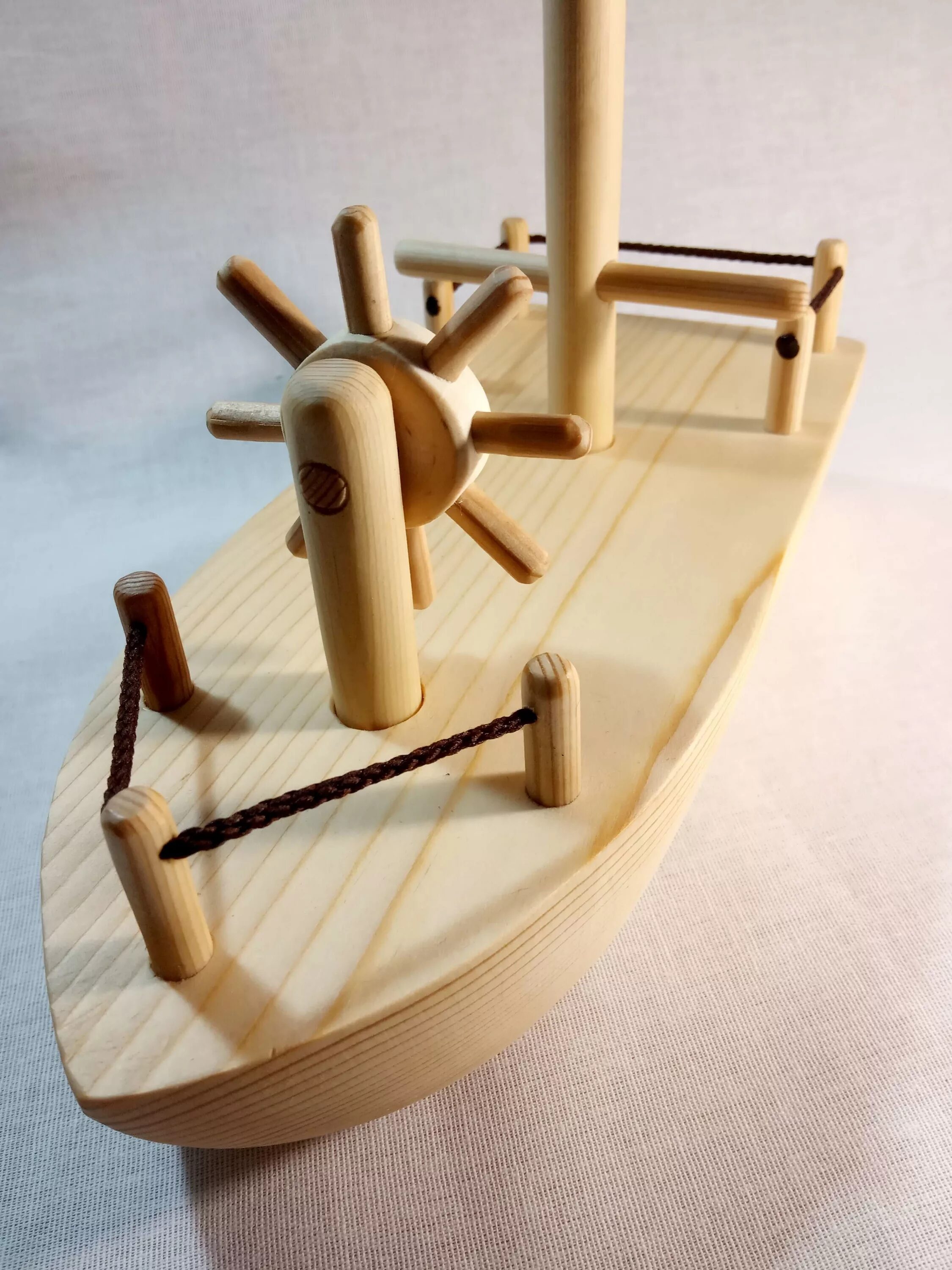 Кораблик из дерева. Деревянные модели кораблей. Игрушка корабль деревянный. Корабль самодельный