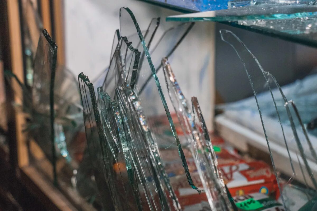 разбить витринное стекло. разбили окно в подъезде. разбитые витрины в магазине. битые витрины. разбитые стекла какая статья.