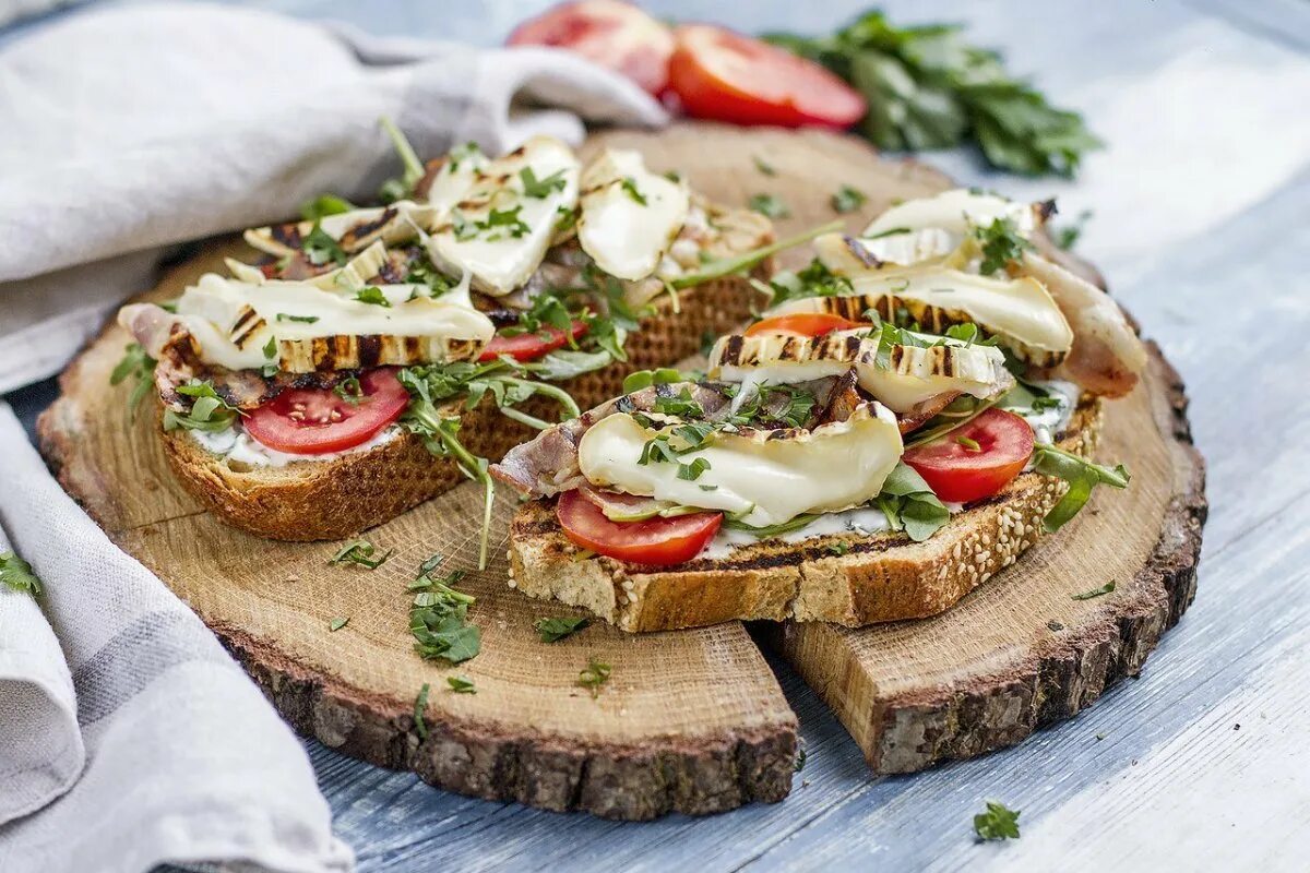 Брускетты с прошутто и рукколой. Бутерброды с красной рыбой. Красивые сэндвичи. Вкусные бутерброды хлеб. Летние бутерброды.