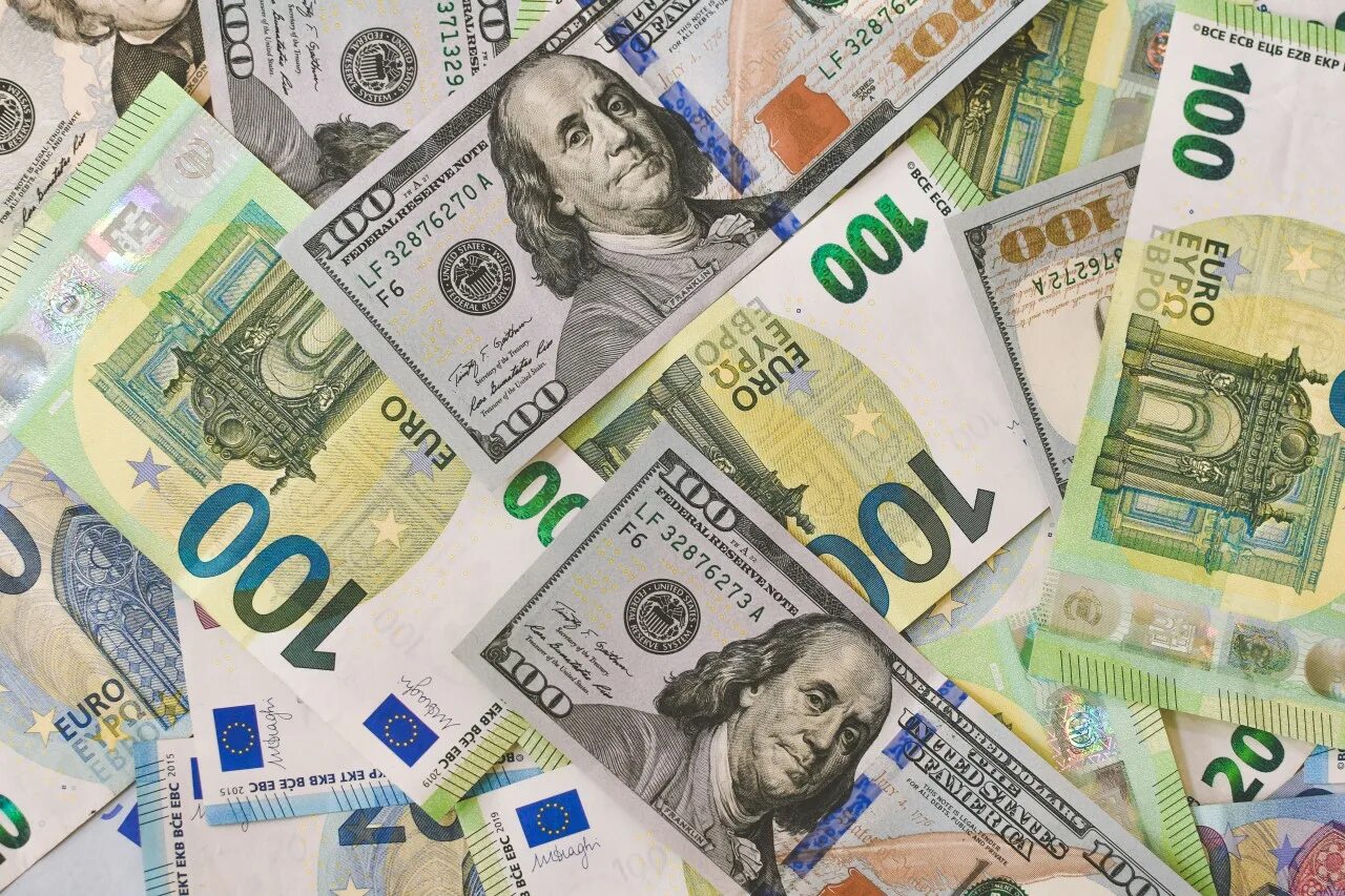 Доллар и евро. Евро валюта. Доллары и евро картинки. Иностранная валюта. Что покупать доллары или евро